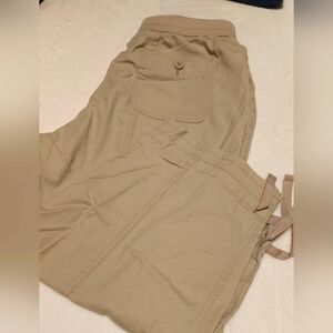 Alia Tan Casual Capris. Size 16. Preloved